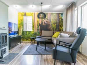 ein Wohnzimmer mit einem Bärenbild an der Wand in der Unterkunft Holiday Home Malmi by Interhome in Jyrkkä
