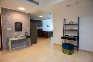 a living room with a desk and a kitchen at Elite Residence 2BR Luxurious Palm View in Dubai Marina in Dubai