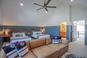Ένα ή περισσότερα κρεβάτια σε δωμάτιο στο Escape Chalet - Family and Pet-friendly Steamboat Chalet