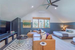 Μια τηλεόραση ή/και κέντρο ψυχαγωγίας στο Escape Chalet - Family and Pet-friendly Steamboat Chalet