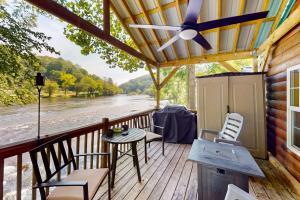 ブライソン・シティにあるWildlife Cabin On The Riverのデッキ(椅子、テーブル、天井ファン付)