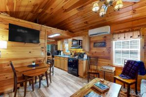 ブライソン・シティにあるWildlife Cabin On The Riverのリビングルーム(ダイニングルームテーブル付)、キッチン