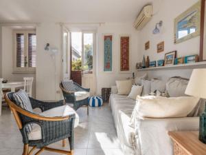 un salon avec un canapé blanc et des chaises dans l'établissement Apartment L'appartamento nel Corso by Interhome, à Carloforte