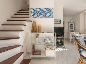 un salon avec un escalier et une étagère blanche dans l'établissement Apartment L'appartamento nel Corso by Interhome, à Carloforte 8 autres photos