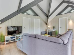 Μια τηλεόραση ή/και κέντρο ψυχαγωγίας στο Holiday Home Gidske - 300m from the sea by Interhome