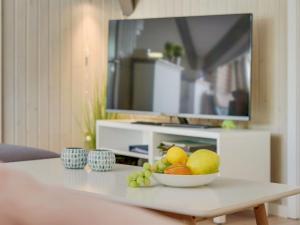 Μια τηλεόραση ή/και κέντρο ψυχαγωγίας στο Holiday Home Gidske - 300m from the sea by Interhome