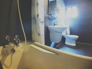 基隆的住宿－馥嘉商務旅館，一间带卫生间和水槽的浴室