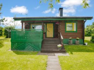 ein winziges Haus mit grüner Tür und Treppe in der Unterkunft Holiday Home Hannula by Interhome in Ikaalinen
