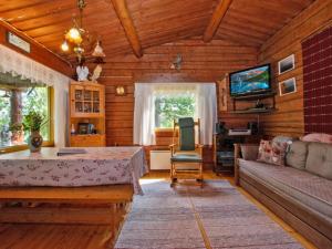 ein Wohnzimmer mit einem Sofa und einem Tisch in der Unterkunft Holiday Home Hannula by Interhome in Ikaalinen
