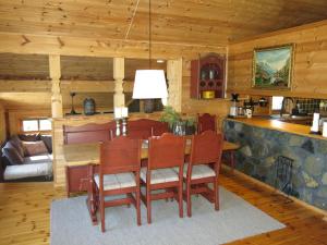 een keuken en eetkamer met een tafel en stoelen bij Chalet Mariabu - SOW142 by Interhome in Fossdal