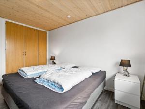 um quarto com uma cama grande e um tecto em madeira em Holiday Home Kolle - 3-2km from the sea in Bornholm by Interhome em Vester Sømarken