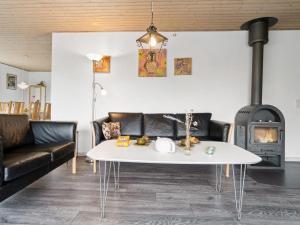 Holiday Home Kolle - 3-2km from the sea in Bornholm by Interhome tesisinde bir oturma alanı