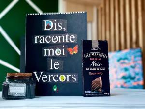 un libro sentado sobre una mesa junto a un frasco en [logement cosy] Belle vue, Reposant, Télétravail, en Saint-Nizier-du-Moucherotte