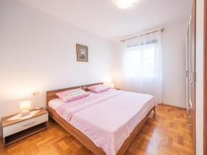 een witte slaapkamer met een bed en een raam bij Apartment Ivana by Interhome in Jadranovo