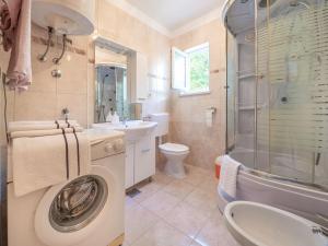 een badkamer met een wasmachine en een wastafel bij Apartment Ivana by Interhome in Jadranovo