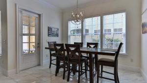 Fotografie z fotogalerie ubytování Playa Blanca - Steps to the beach Sleeps 14 has community pool v destinaci Destin
