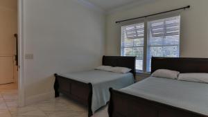 Postel nebo postele na pokoji v ubytování Playa Blanca - Steps to the beach Sleeps 14 has community pool