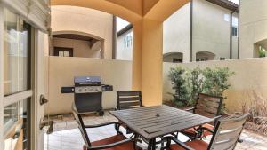 Fotografie z fotogalerie ubytování Playa Blanca - Steps to the beach Sleeps 14 has community pool v destinaci Destin