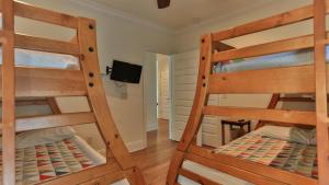 Postel nebo postele na pokoji v ubytování Playa Blanca - Steps to the beach Sleeps 14 has community pool
