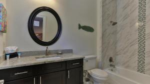 Koupelna v ubytování Playa Blanca - Steps to the beach Sleeps 14 has community pool