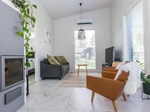 TV a/nebo společenská místnost v ubytování Holiday Home Kuortaneen helmi by Interhome