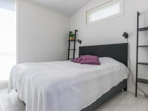 1 dormitorio con 1 cama grande con manta blanca en Holiday Home Kuortaneen helmi by Interhome, en Kuortane