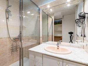een badkamer met een wastafel en een douche bij Apartment Les Genepis-7 by Interhome in Tignes