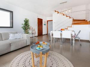 ein Wohnzimmer mit einem Sofa und einem Tisch in der Unterkunft Holiday Home Pijoan by Interhome in Sant Antoni de Calonge
