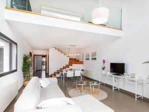 ein Wohnzimmer mit einem weißen Sofa und einem Tisch in der Unterkunft Holiday Home Pijoan by Interhome in Sant Antoni de Calonge