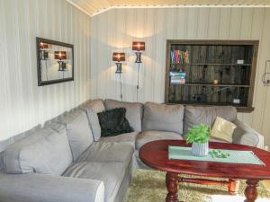 Chalet Engelbu - SOW141 by Interhome في Fossdal: غرفة معيشة مع أريكة وطاولة