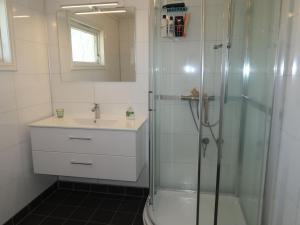 y baño con ducha y lavamanos. en Holiday Home Villa Hjartnes - FJH676 by Interhome, en Hjartåker