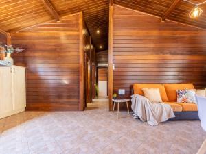 Ruang duduk di Chalet Tropical 3 by Interhome