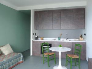 eine Küche mit einem Tisch und Stühlen im Zimmer in der Unterkunft Apartment Nautilus by Interhome in Ventimiglia