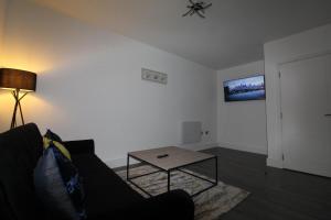 sala de estar con sofá y mesa en F6 Hammonds Row, en Preston