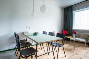 a dining room with a table and chairs at Flattering - Berlin in Berlin