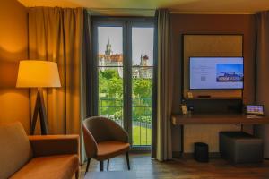 una camera d'albergo con vista sulla città di Karls Hotel a Sigmaringen