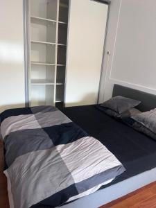 uma cama com um edredão preto e branco num quarto em Family Studio-Barendrecht em Barendrecht
