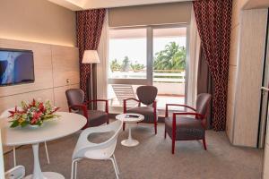 una habitación de hotel con mesa y sillas en Hôtel Sarakawa en Lomé