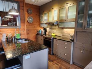 Kuchyň nebo kuchyňský kout v ubytování Chalet F116 Mont-Tremblant Nord