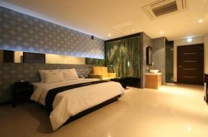 ein Schlafzimmer mit einem großen Bett und einem Sofa in der Unterkunft JJ Hotel in Seoul