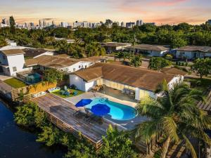 マイアミにあるMiami Waterfront Heated Poolのプール付きの家の航空写真