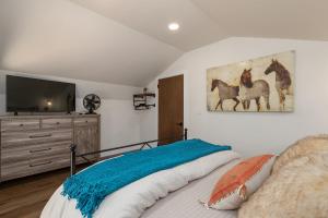 een slaapkamer met een bed en een flatscreen-tv bij Hideaway in Texas in Kountze