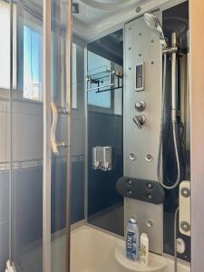 La salle de bains est pourvue d'une douche avec une porte en verre. dans l'établissement The Heart Of The City - Wifi 500 mb/s, à Durrës