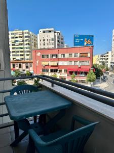 d'une table et de chaises sur un balcon avec vue sur la ville. dans l'établissement The Heart Of The City - Wifi 500 mb/s, à Durrës