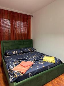 - une chambre avec un lit et 2 serviettes dans l'établissement The Heart Of The City - Wifi 500 mb/s, à Durrës