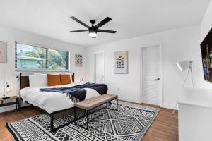 Tempat tidur dalam kamar di Centrally Located 4BDR Pool Home in Miami