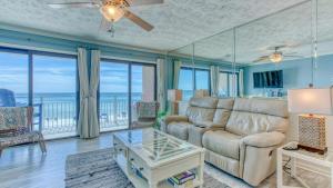 Posezení v ubytování Crystal Villas 6A - Just a few steps and your toes will be in the sand with Beach Service Included