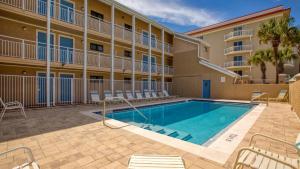 Bazén v ubytování Crystal Villas 6A - Just a few steps and your toes will be in the sand with Beach Service Included nebo v jeho okolí