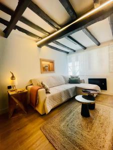 a living room with a couch and a table at Apartamento Magdalena 2 in Oviedo