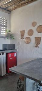 cocina con mesa y nevera roja en Rifugio Al Mare, en Areia Branca